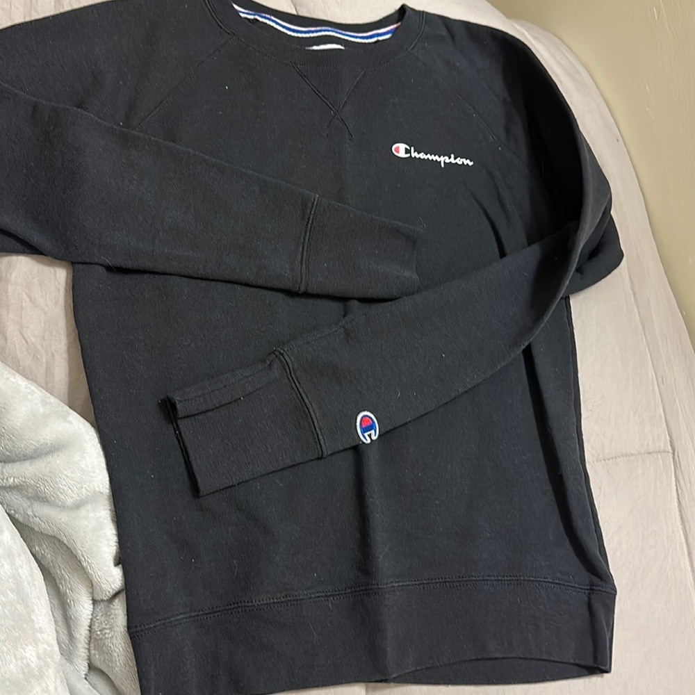 Crewneck, thin.